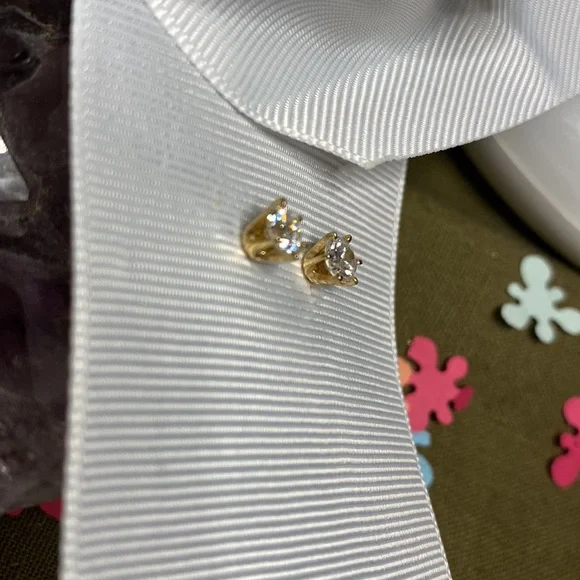 💥Diamond Stud Earrings💥14k YG - .75 pts tw; Make me an offer! Reduced from $950😎